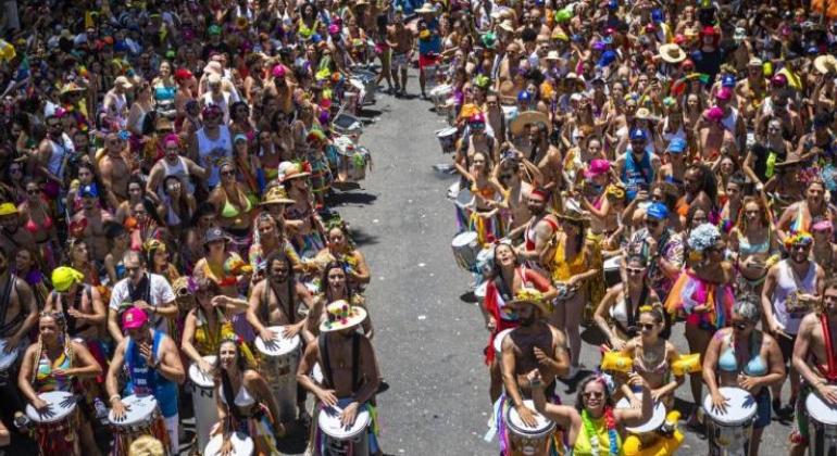 SLU orienta foliões e ambulantes para a limpeza da cidade no Carnaval