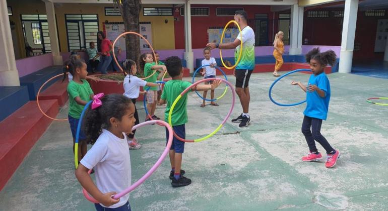 Crianças brincando em escola