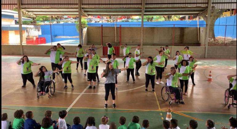 Pessoas dançando em escola