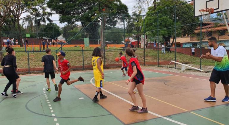 Projeto Polo Esportivo e de Lazer atende 1.350 alunos em duas regionais Projeto Polo Esportivo e de Lazer atende 1.350 alunos em duas regionais