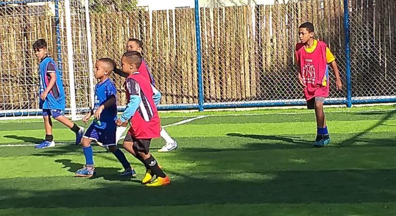 Pessoa jogando futebol no campo