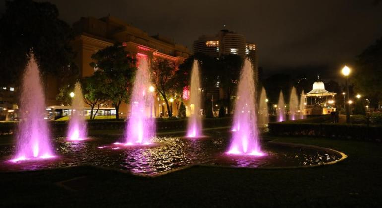 Fontes de água da Praça da Liberdade iluminadas na tonalidade rosa