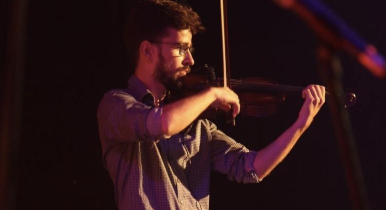 Espaço Cênico Yoshifumi Yagi/Teatro Raul Belém Machado é palco do Festival de Música Moderatto Homem tocando instrumento