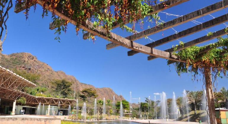 Confira o funcionamento da Prefeitura no feriado de Imaculada Conceição Imagem da praça que fica no Parque das Mangabeiras
