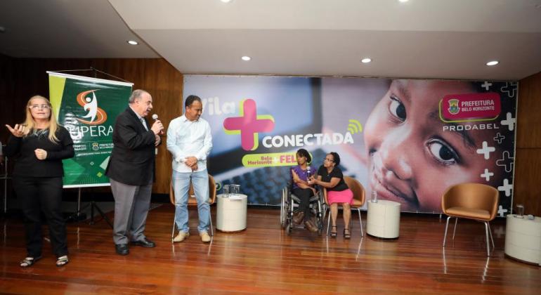 Autora do livro “As aparências enganam” recebe congratulações do prefeito Fuad Noman Autora do livro “As aparências enganam” recebendo congratulações do prefeito Fuad Noman