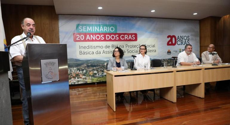 Prefeito Fuad Noman anunciando novo Centros de Referência de Assistência Social