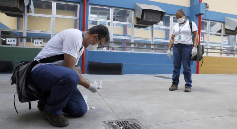 Agentes de combate à dengue fazem vistorias contra o Aedes Aegypti nas escolas Vistoria contra o Aedes Aegypti em escola