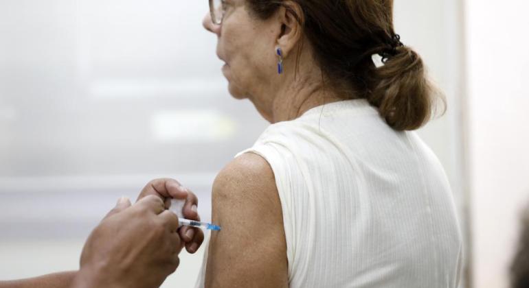PBH convoca idosos e imunocomprometidos para reforço da vacina contra covid-19