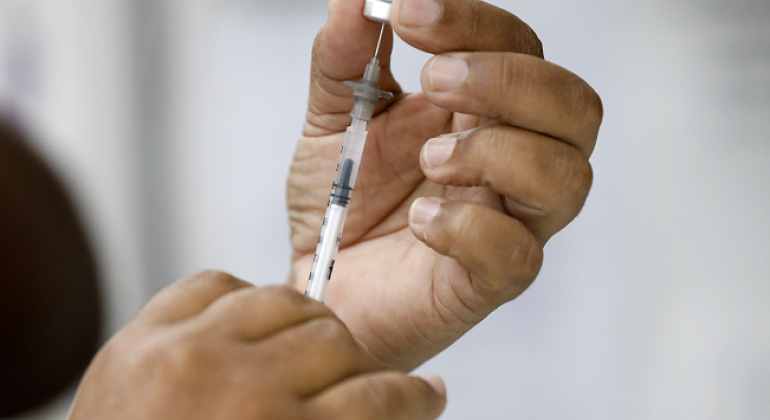 PBH disponibiliza dose anual de vacina contra covid-19 para grupos prioritários
