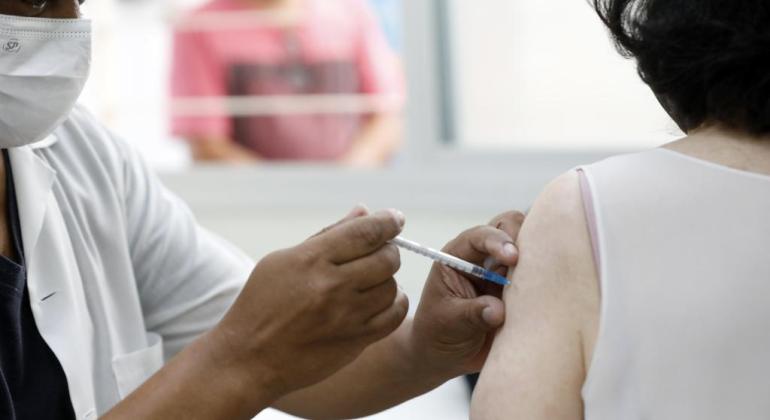 PBH amplia vacinação de idosos e convoca outros públicos para a vacina bivalente