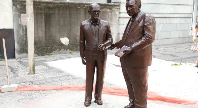 PBH devolve à população, as esculturas de escritores mineiros recuperadas PBH devolve à população, as esculturas de escritores mineiros recuperadas