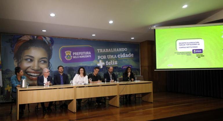 PBH e Sebrae se reúnem com agricultores para capacitação em compras públicas PBH e Sebrae se reúnem com agricultores para capacitação em compras públicas