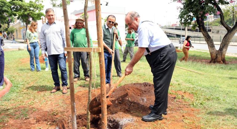 Prefeito Fuad Noman inicia plantio de árvores do programa “Centro de Todo Mundo”