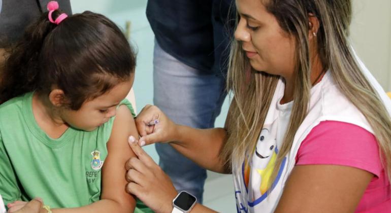 Mais de 42 mil doses de vacinas já foram aplicadas nas escolas na rede municipal