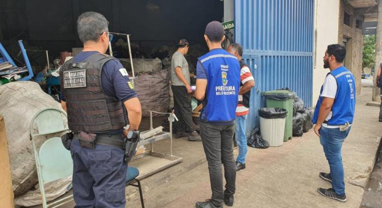 Operação da PBH notifica e interdita ferros-velhos em situação irregular Operação da PBH notifica e interdita ferros-velhos em situação irregular