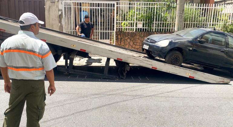 Operação da PBH retira 28 veículos abandonados das ruas em uma semana