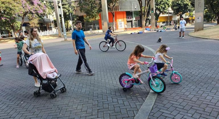 Crianças brincando na rua