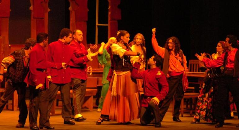 Espetáculo de dança-teatro adapta ópera Carmen, de Georges Bizet