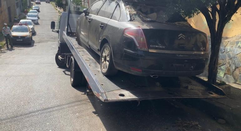 Operação da Prefeitura remove sete carros abandonados das ruas da cidade