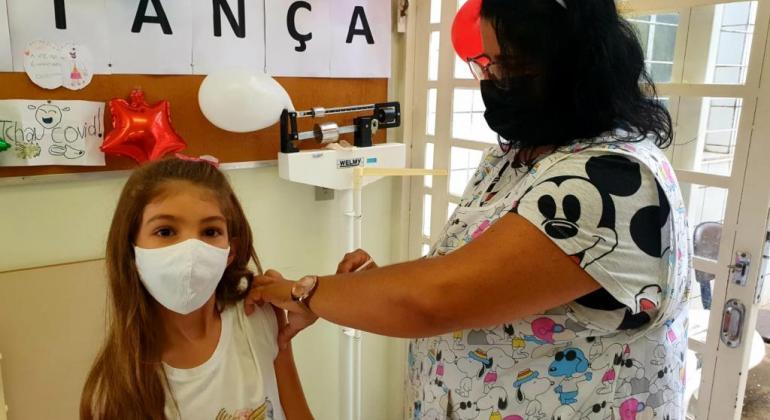 Imagem de criança sendo vacinada contra a Covid-19