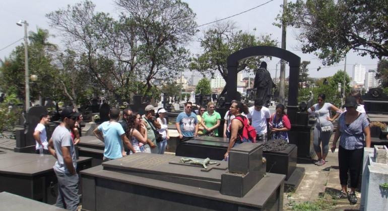 Grupo de pessoas em visita guiada no Cemitério do Bonfim