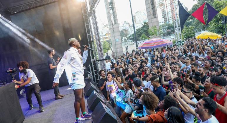 Circuito Municipal de Cultura convida artistas para inscreverem propostas para atividades em 2022 e 2023 Artista no palco e plateia vibrando
