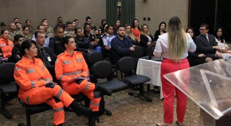 Guarda Municipal participa de curso para atender mulher vítima de violência Curso para atendimento à mulher vítima de violência doméstica