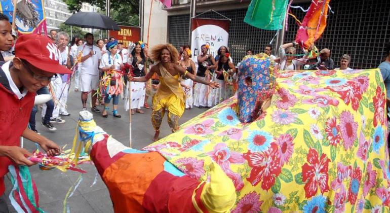 Arena da Cultura na Praça Sete representando o folclore brasileiro