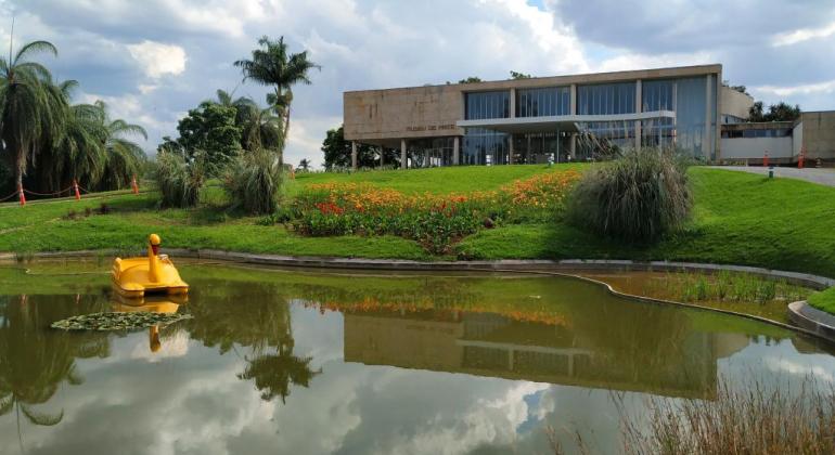 Museu de Arte da Pampulha lança catálogo de “Faca Cega”, de Paulo Nazareth Museu de Arte da Pampulha lança catálogo de “Faca Cega”, de Paulo Nazareth