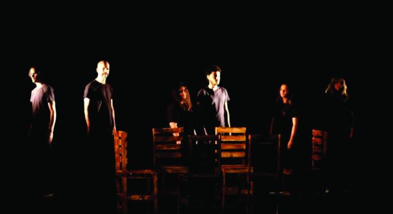 Teatro Marília é palco da peça "68" que reflete sobre a ditadura militar Artistas posicionados em fundo preto
