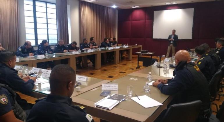 Sala de reunião com vários representantes da Guarda Municipal