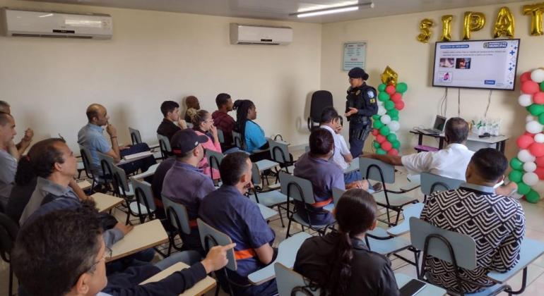 Sala de aula com alunos do curso de combate à importação sexual em coletivos