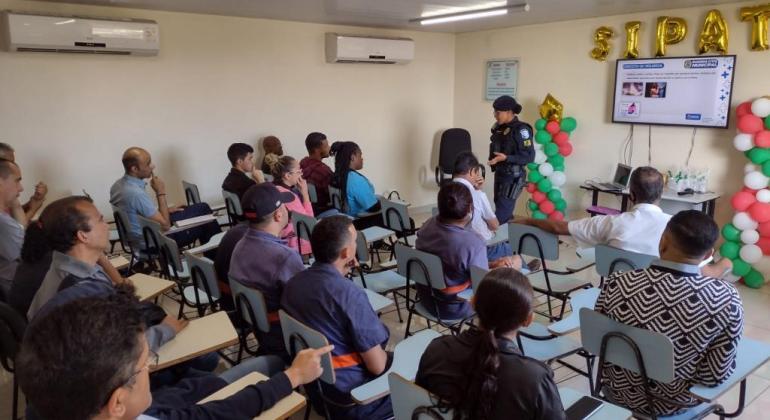 Guarda Municipal promove curso de combate à importação sexual em coletivos Sala de aula com alunos do curso de combate à importação sexual em coletivos