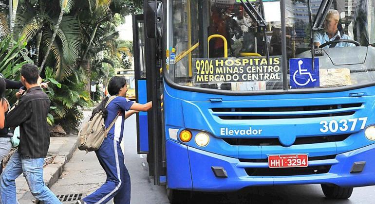 Estudante entrando no ônibus