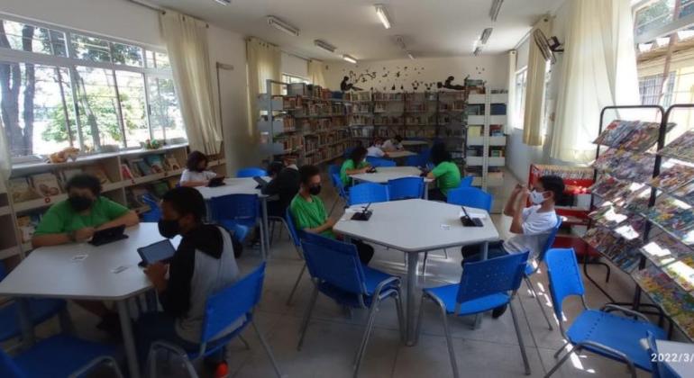 Crianças e adolescentes na biblioteca