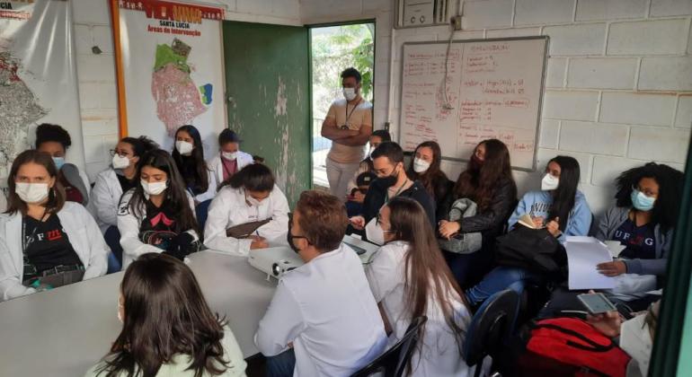 Estudantes da UFMG em sala de Programa Vila Viva