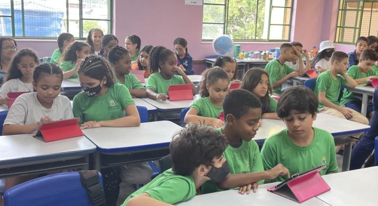 PBH abre inscrição para cursos de línguas para estudantes e professores Crianças na sala de aula