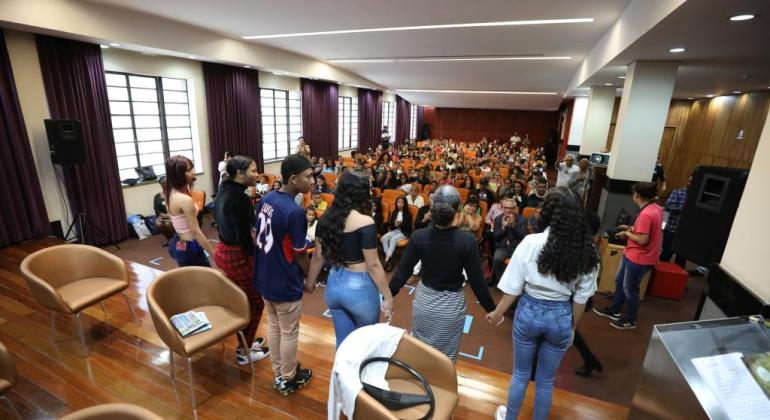 Alunos da rede municipal recebem prêmio sobre combate ao trabalho infantil Alunos da rede municipal recebem prêmio sobre combate ao trabalho infantil