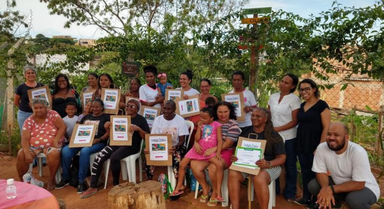 Moradoras do Novo Aarão Reis comemoram conclusão de Curso de Costura Moradoras do Novo Aarão Reis comemoram conclusão de Curso de Costura