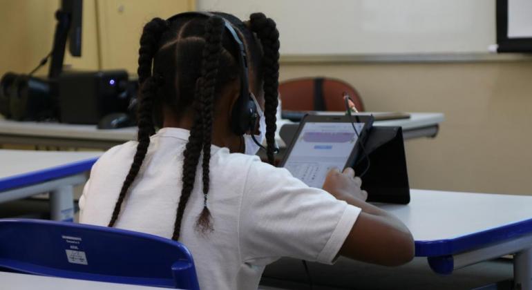 PBH faz parceria e oferece internet e TV a cabo em 128 escolas municipais