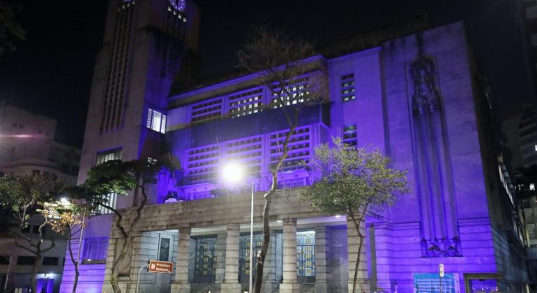 Sede da PBH é iluminada de azul em campanha pela conscientização da saúde vascul