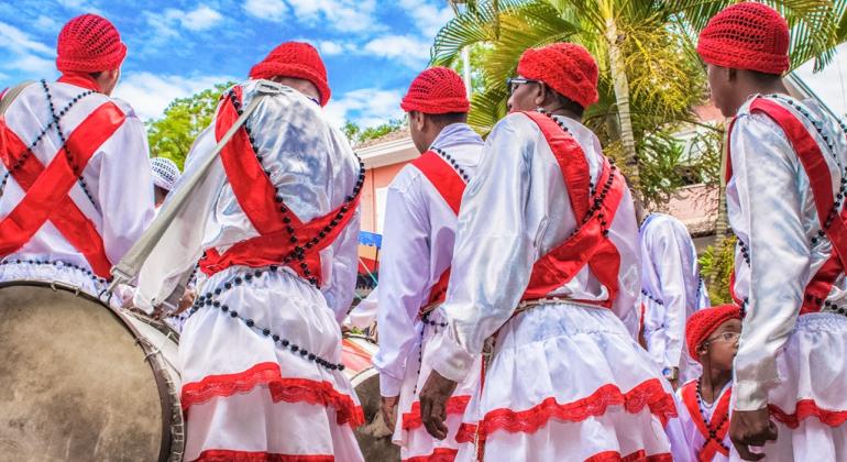 Prefeitura de Belo Horizonte premia Mestres da Cultura Popular Mestres da Cultura Popular vestidos com roupas típicas