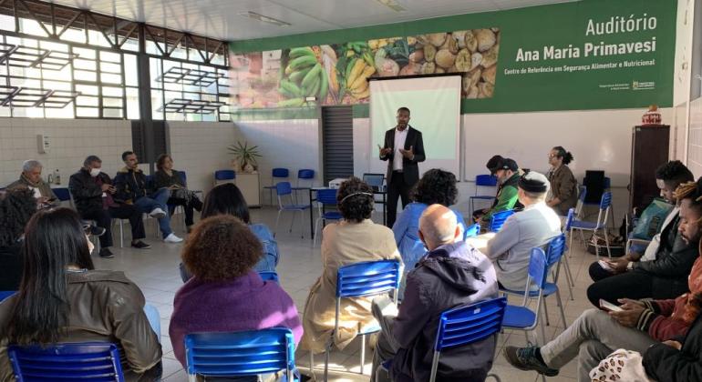 Pessoas reunidas em uma sala