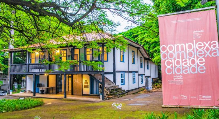 Museus públicos de BH integram programação da 16ª Primavera dos Museus Entrada de exposição complexa cidade