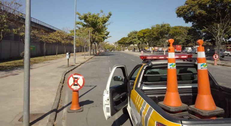 Operação de trânsito para o show de Milton Nascimento no Mineirão Carro da BHTrans com cones para operação de trânsito no entorno do mineirão