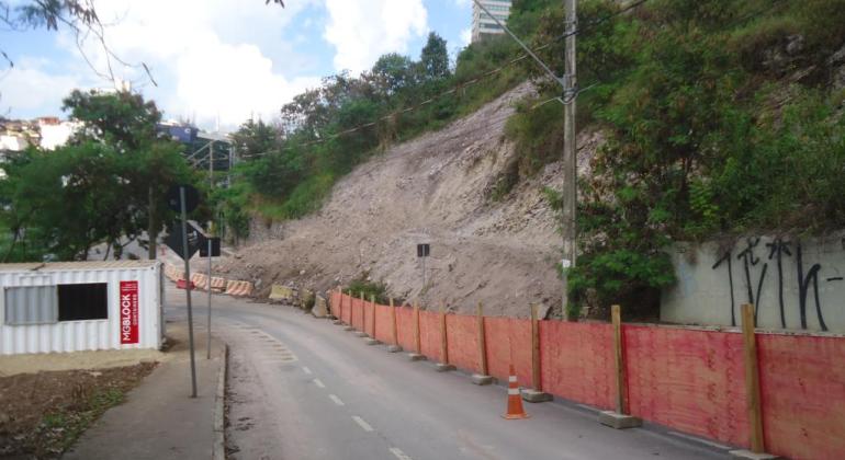 Prefeitura inicia obras de estabilização de encosta da rua Roma, no Santa Lúcia