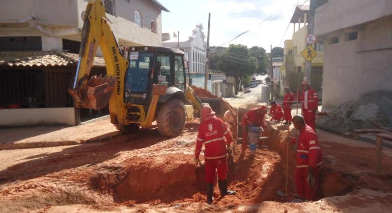 Prefeitura inicia obras de drenagem em ruas do bairro Céu Azul
