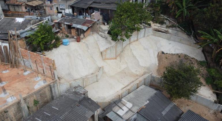 Obra de estabilização de encostas beneficia moradores da Vila Senhor dos Passos Obra de estabilização de encostas beneficia moradores da Vila Senhor dos Passos