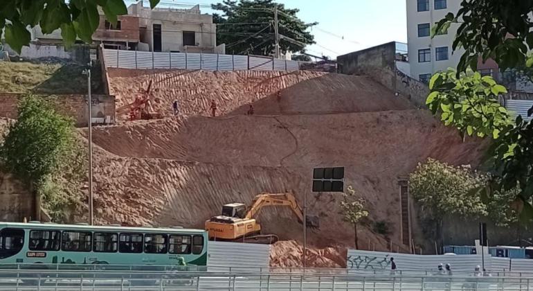 Encosta na Antônio Carlos recebe obras para evitar novos deslizamentos Encosta na Antônio Carlos recebe obras para evitar novos deslizamentos