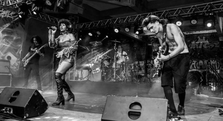 Centro Cultural Lindeia Regina realiza a 30ª edição do Rock da Regina Banda Plan B no palco